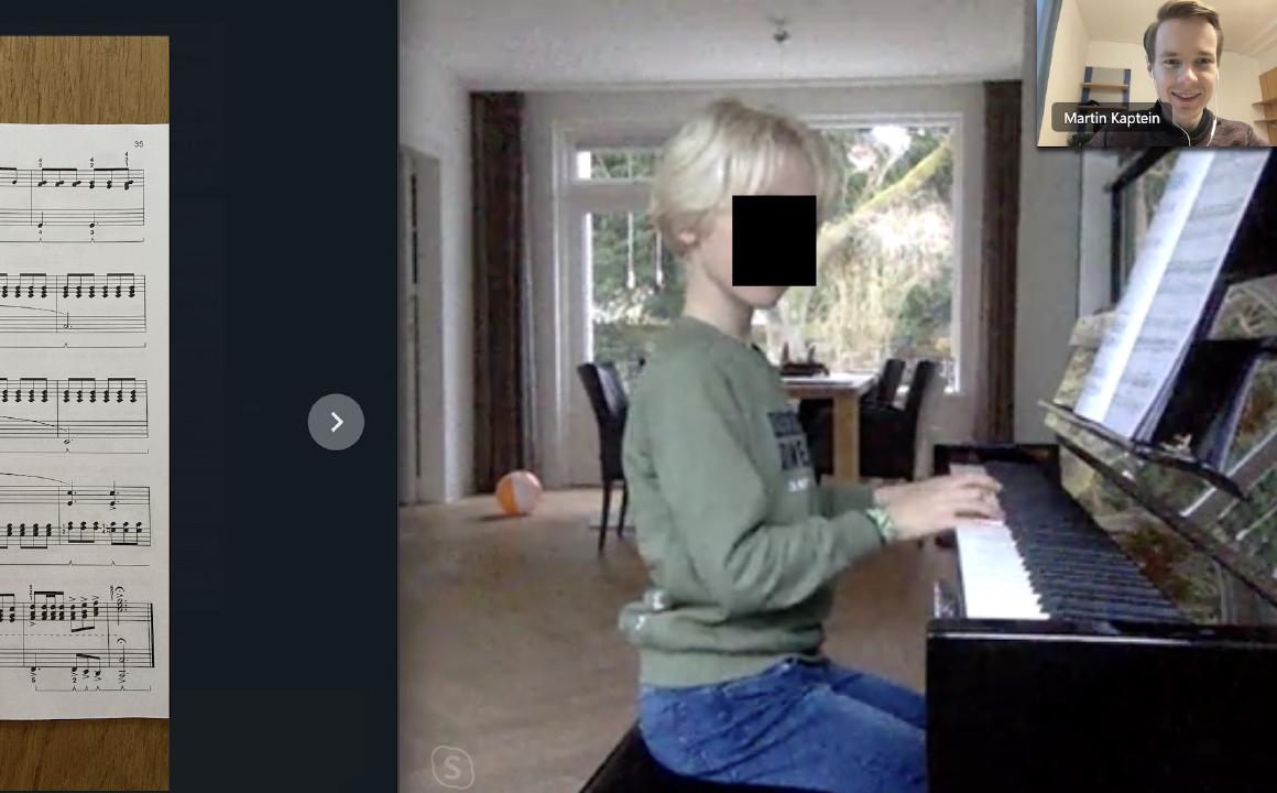 Jonge pianostudent tijdens online les